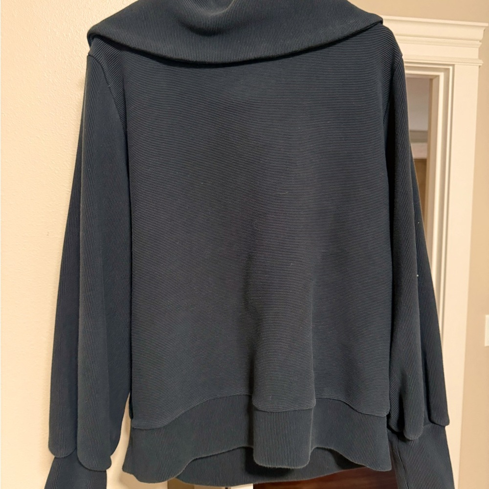 Varley half zip pull over size L over sized